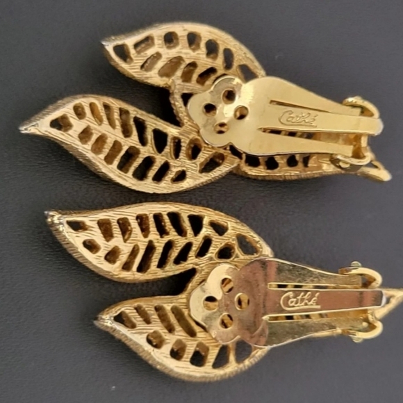 1960'S, CATHE, GOLD TONE CLIP ON EARRINGS! GOLD TONE VINTAGE BROOCH. - Picture 5 of 8